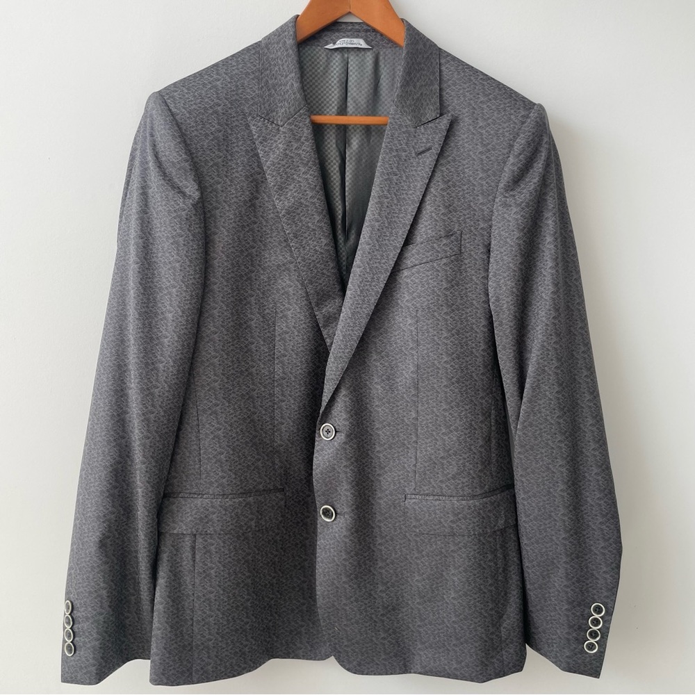 Dolce & Gabbana
Men's embossed Three-piece Martini-fit Suit